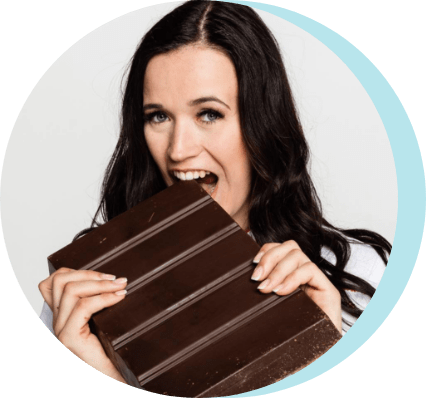 Stefanie Bengelmann beißt in Schokoladentafel