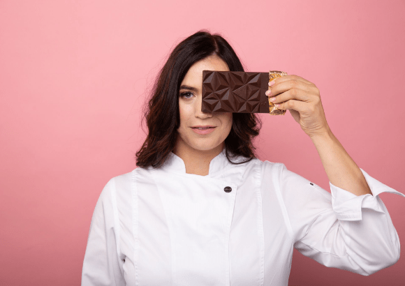 Stefanie Bengelmann verdeckt ein Auge mit einer Schokoladentafel